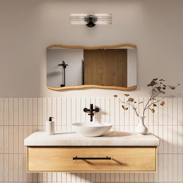 lustro w drewnianej ramie w stonowanej łazience